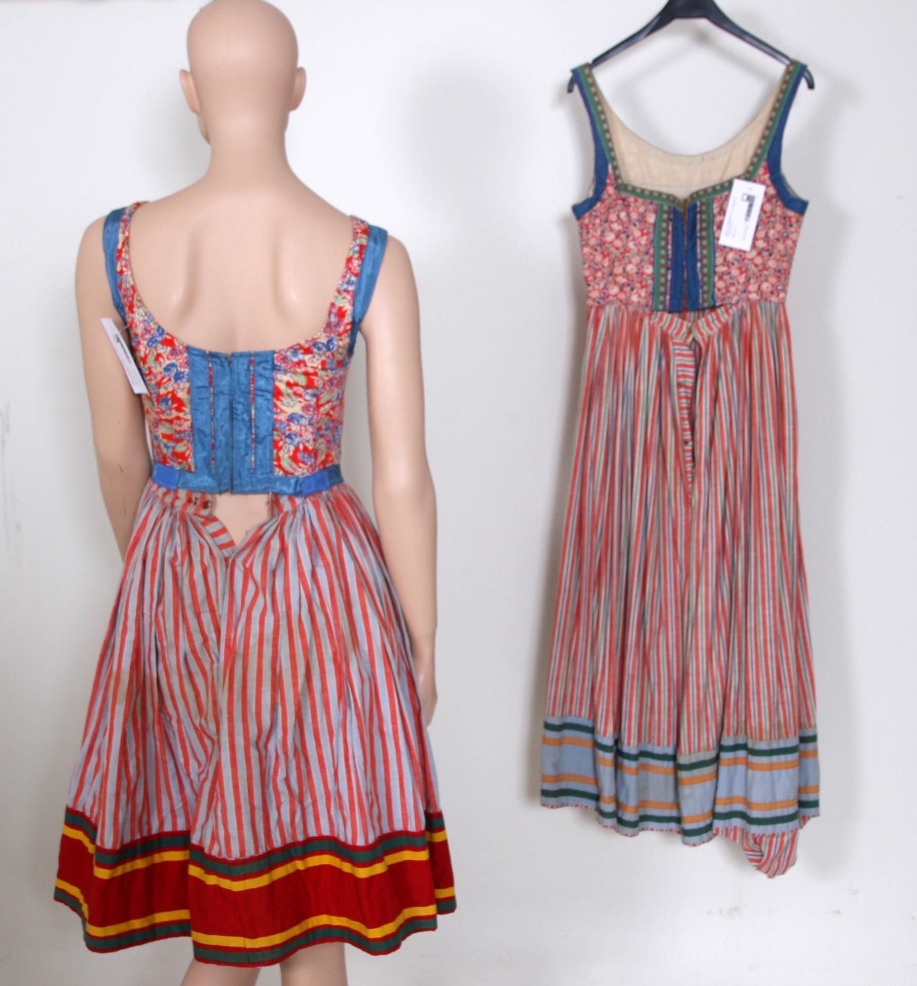 KLÄNNINGAR, 2 st, folklore, ur Operettresorna.