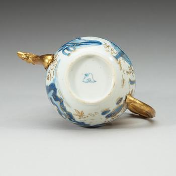 A blue and white tea pot with cover, Qing dynasty, Kangxi (1662-1722).