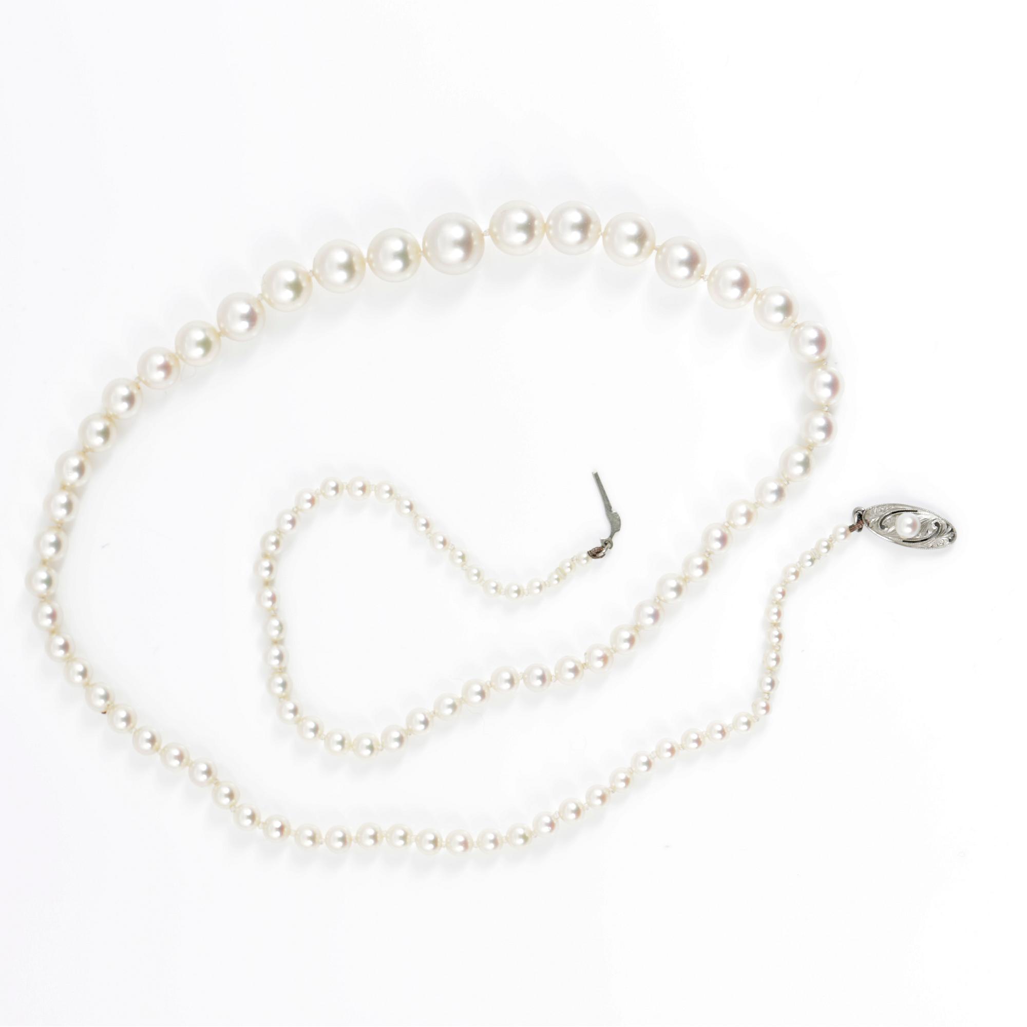 COLLIER,  odlade saltvattenspärlor, 14 K vitguld. 1900-talets första hälft.