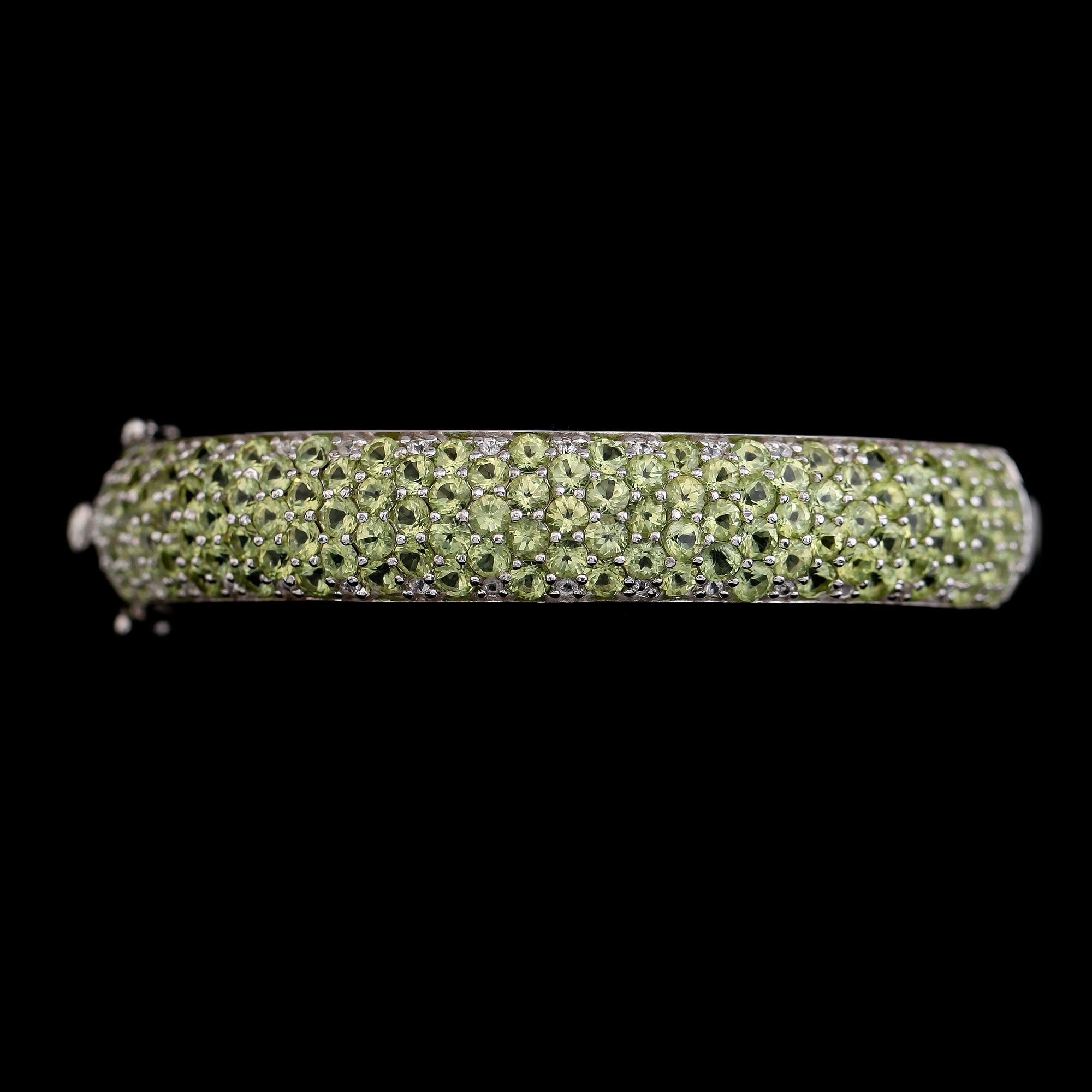 ARMBAND, vitguldspläterat sterlingsilver, gröna peridoter samt vita safirer.