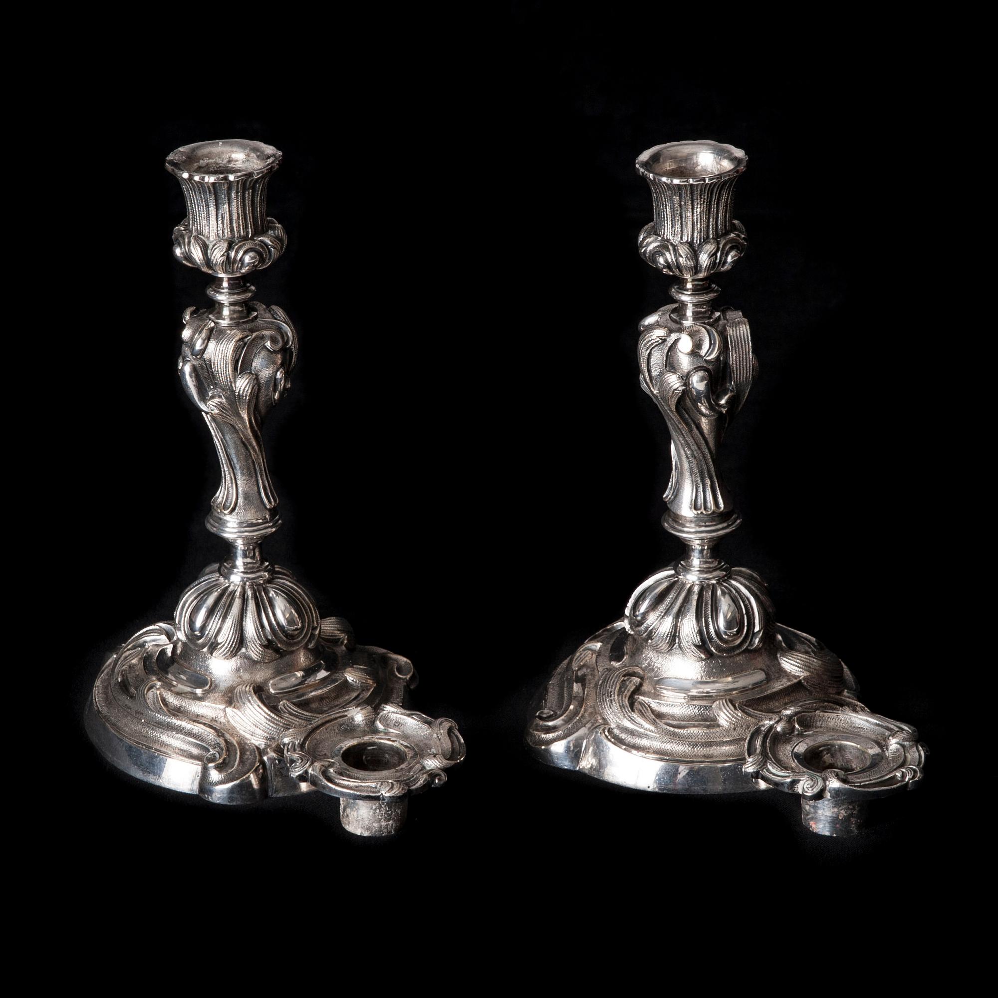 LJUSSTAKAR, ett par, vitmetall, rokokostil, 1800-talets senare hälft.