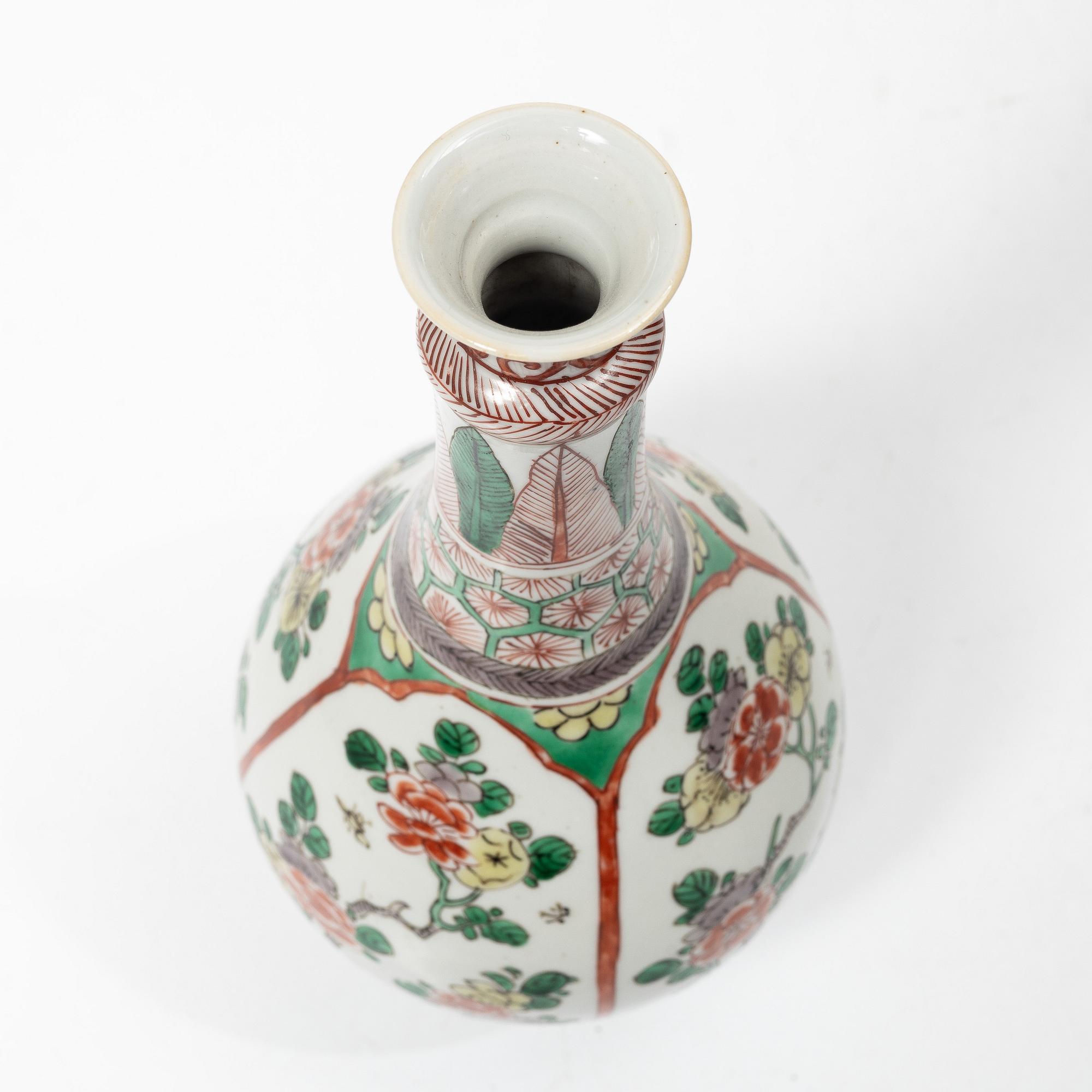 Vas, porslin. Qingdynastin, Kangxi (1662-1722).