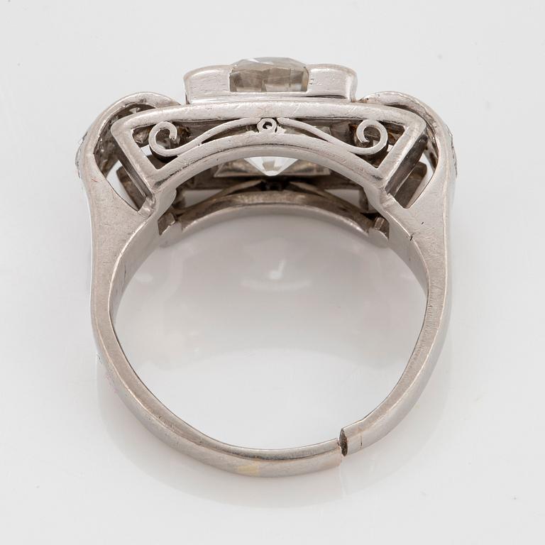 A CF Carlman 18K white gold ring set with an old-cut diamond weight ca 2.10 cts quality ca H/I vs.