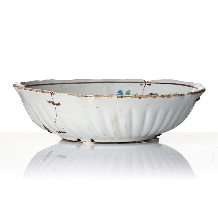 An Italian faiance basin, 17/18th century.