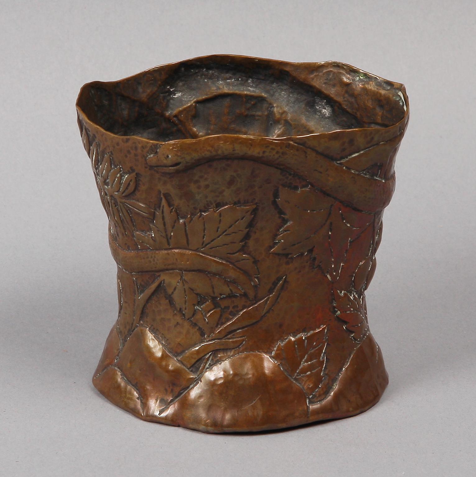 VAS, koppar, Jugend, 1900-talets första hälft. Design: Harald Linder, stämpelsign.