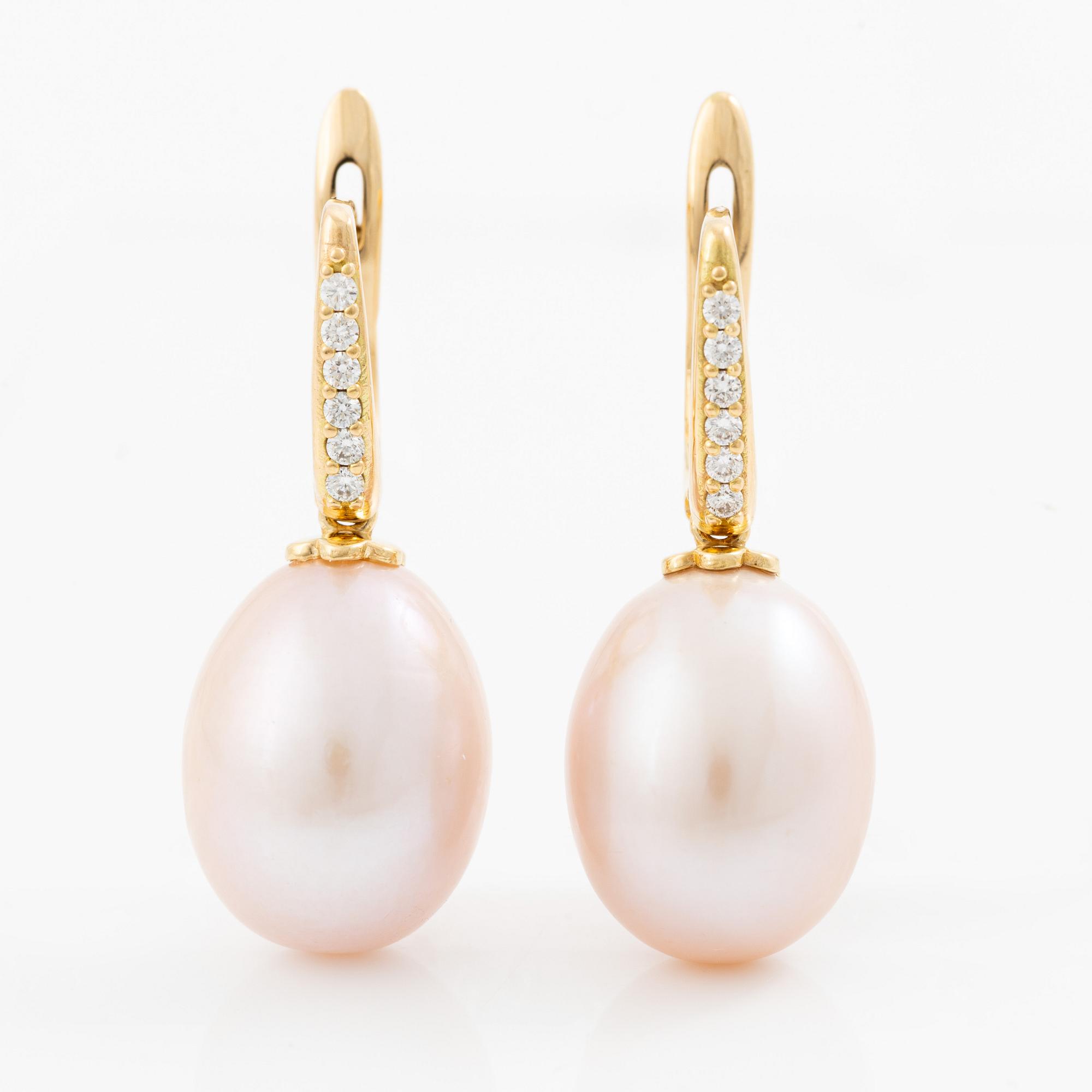 Örhängen 18K guld med odlade sötvattenspärlor och briljantslipade diamanter.