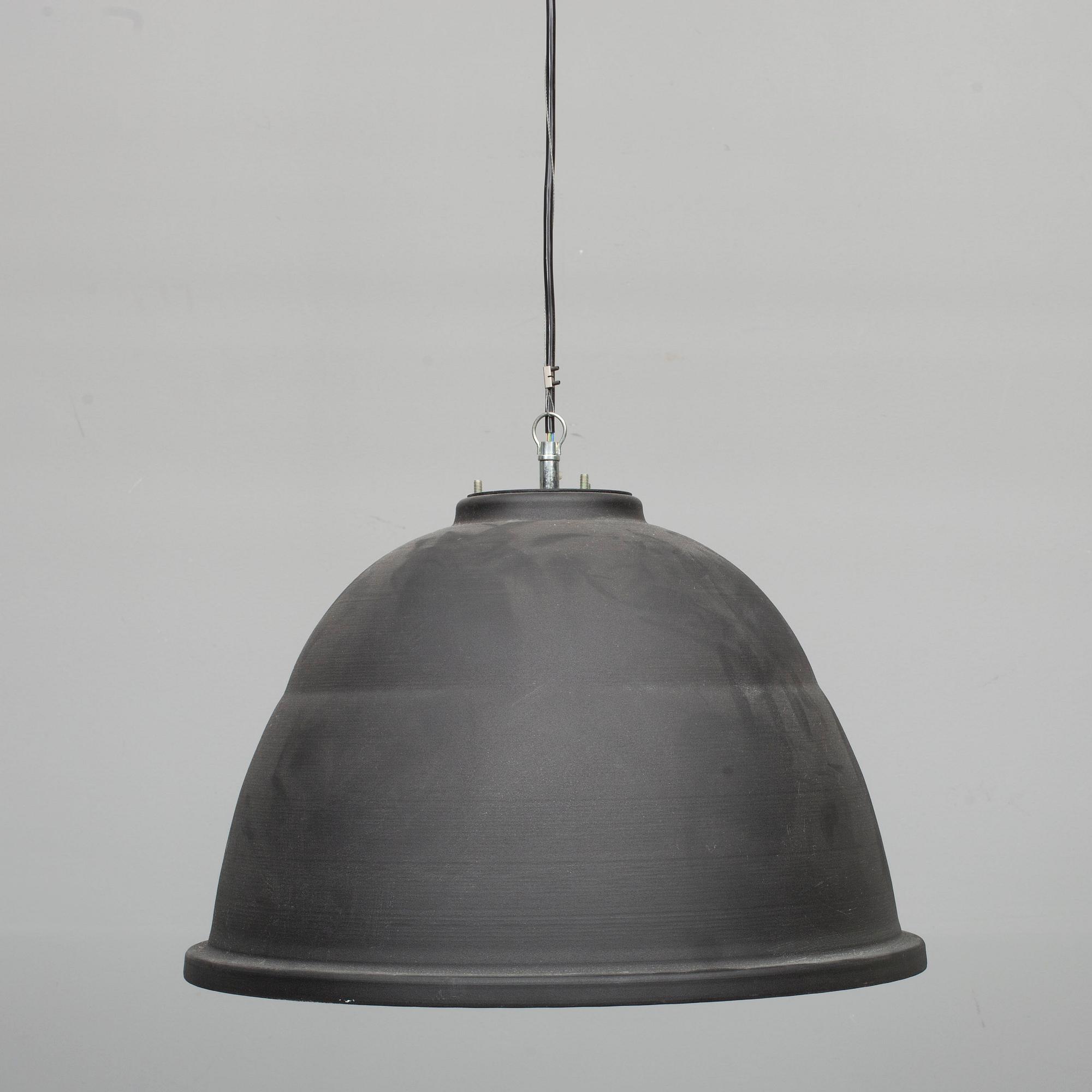 TAKLAMPA. Höjd 35 cm.