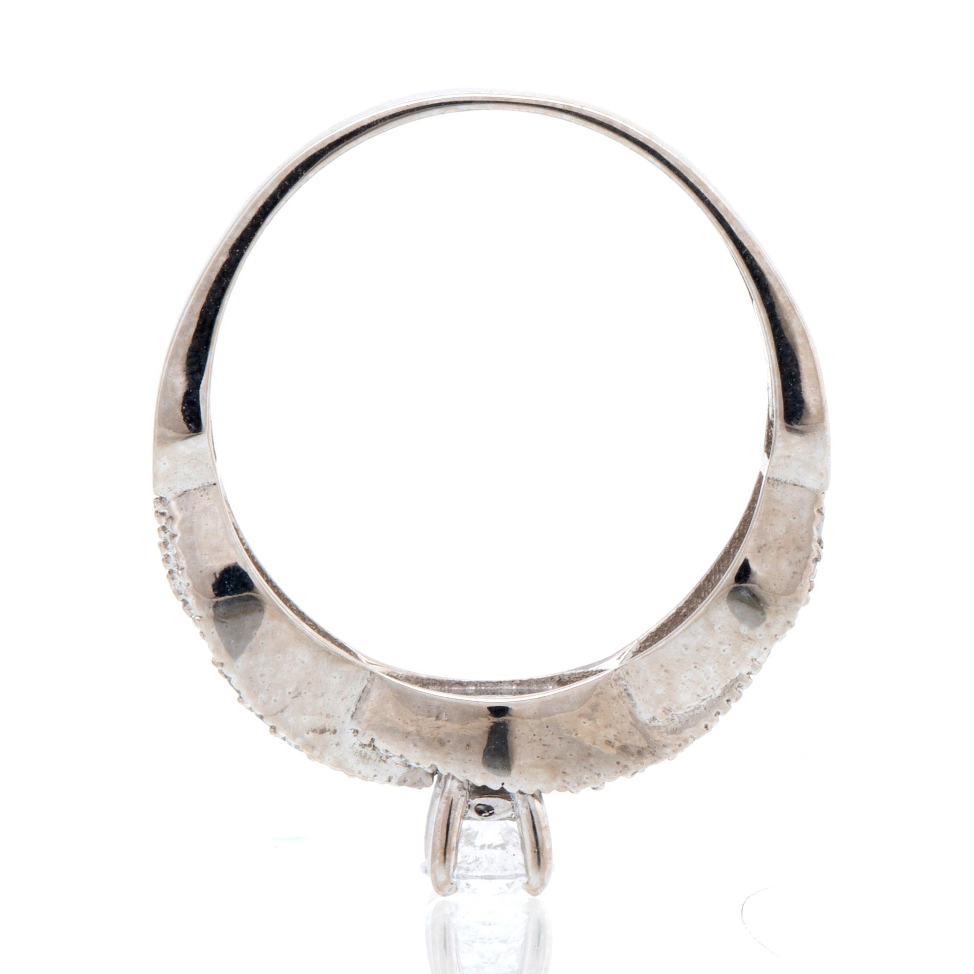 Ring 18K vitguld med 1 briljant ca 0,30 ct och briljanter ca 0,15 ct totalt.