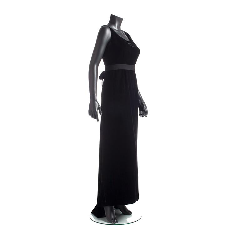 MÄRTHASKOLAN, a black velvet eveningdress.