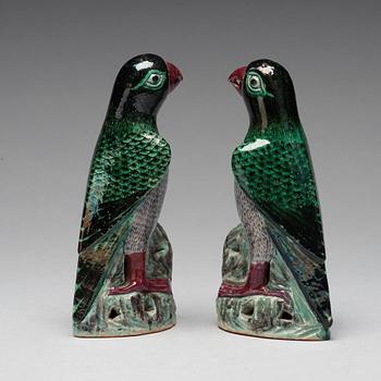 FIGURINER, ett par, porslin. Sen Qingdynasti.