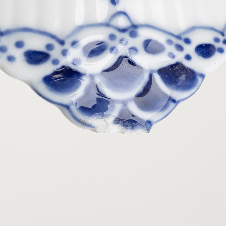 Royal Copenhagen, Skålfat på fot och vas, porslin, "Musselmalet halvblond" resp "Musselmalet helblond", modell 634 och 1043, 1889-1922.