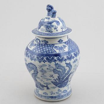 A porcelain urn with cover, China, 20th century.