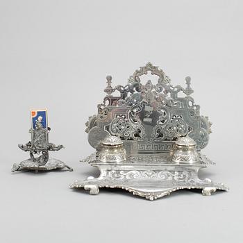 SKRIVSTÄLL samt TÄNDSTICKSHÅLLARE, gjutgods, omkring 1900.