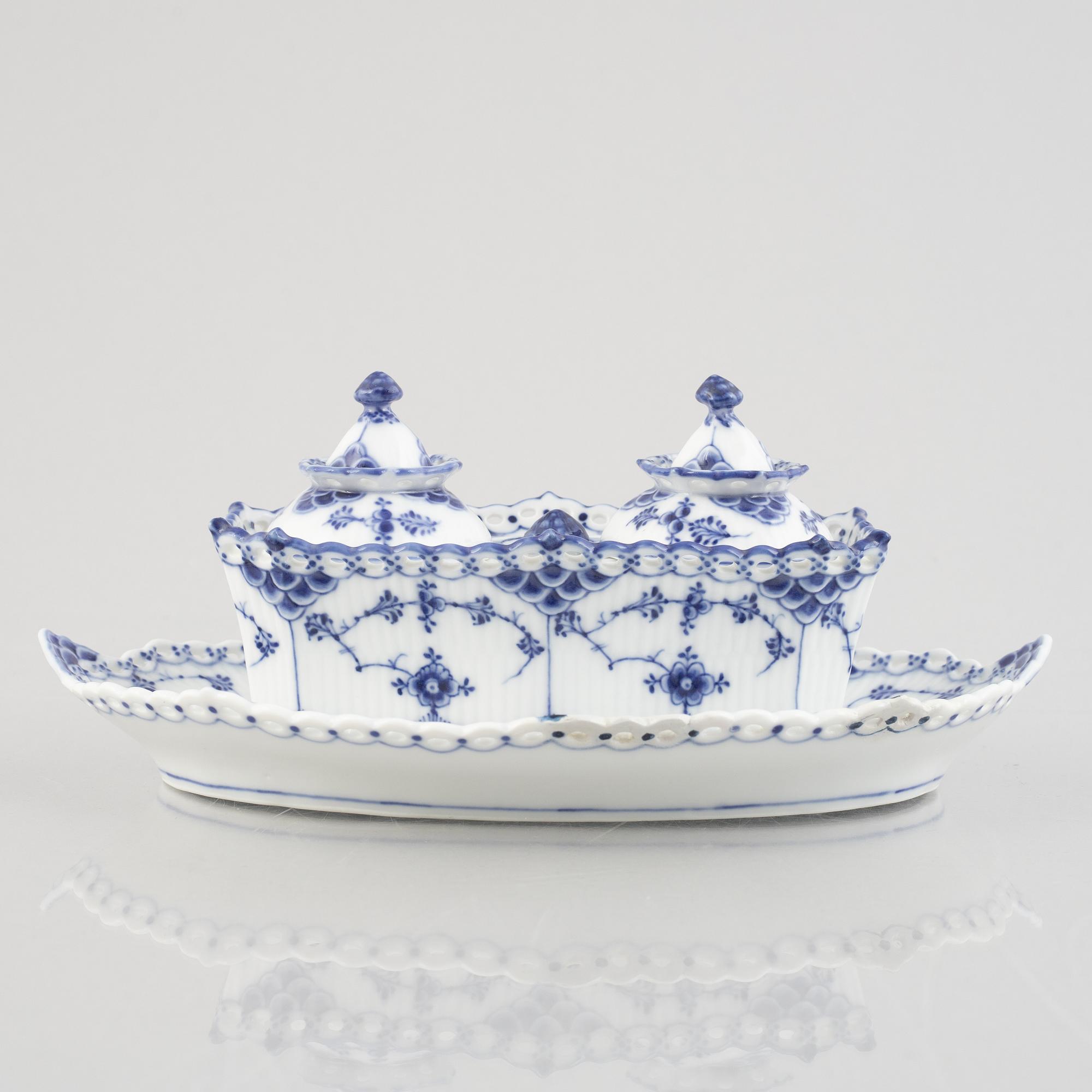 A 'Blue Fluted Full Lace' / 'Musselmalet' porcelain desk set with two inkwells, Royal Copenhagen, model 1063, 1893-1900.