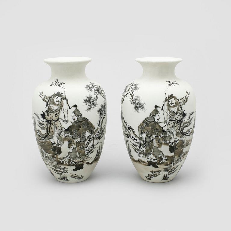 VASER, ett par, porslin, Kina, 1900/2000-tal.
