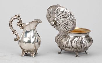 GRÄDDKANNA samt SOCKERSKRIN, silver, bland annat JL Hultman, Stockholm, 1952. Vikt ca 490g.