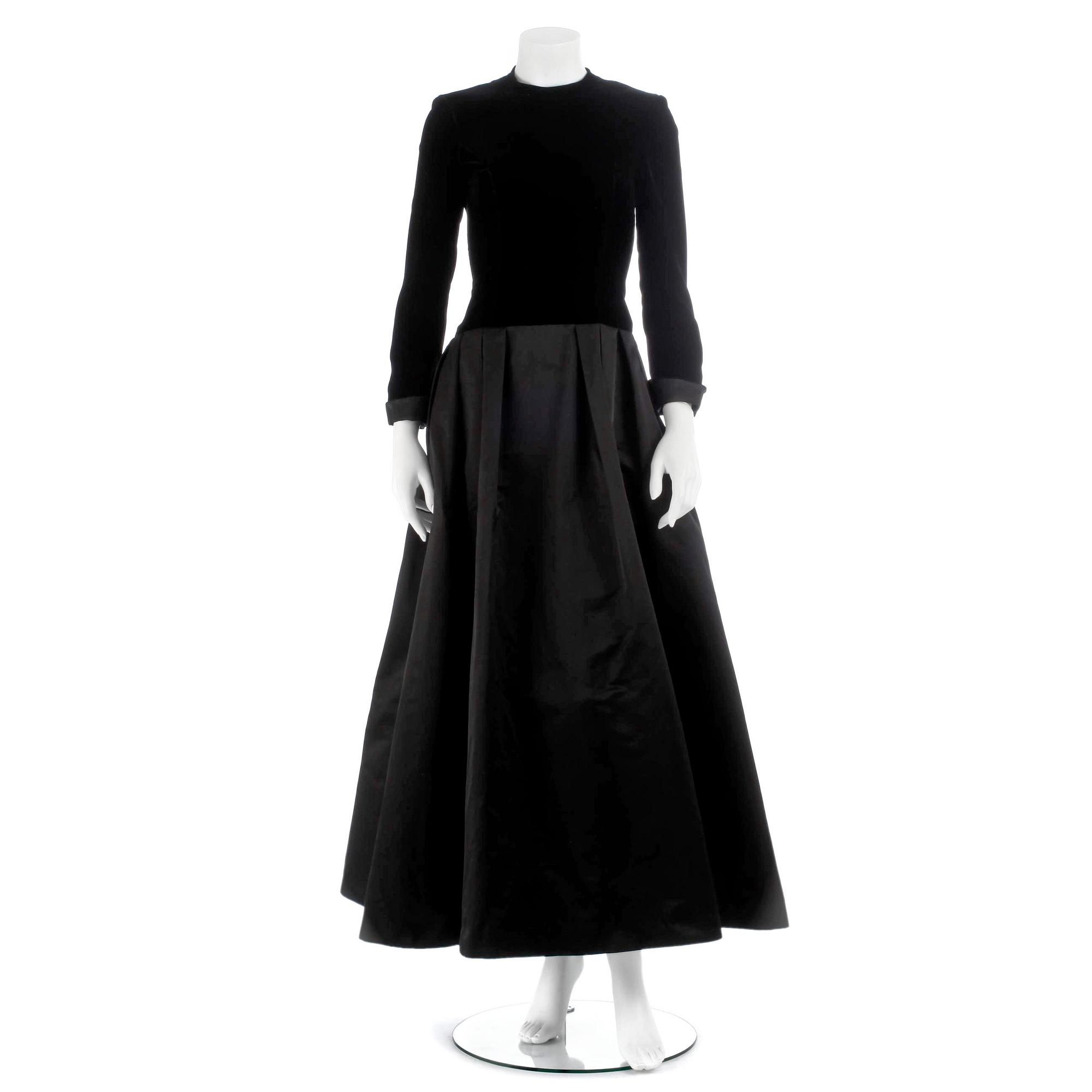 FELICITAS ATELJÉ, a baöck velvet and silk evening gown.