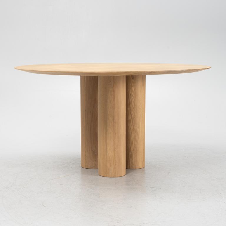 Matti Carlsson, A round oak 'Hommage Grande' dining table from Tre Sekel.