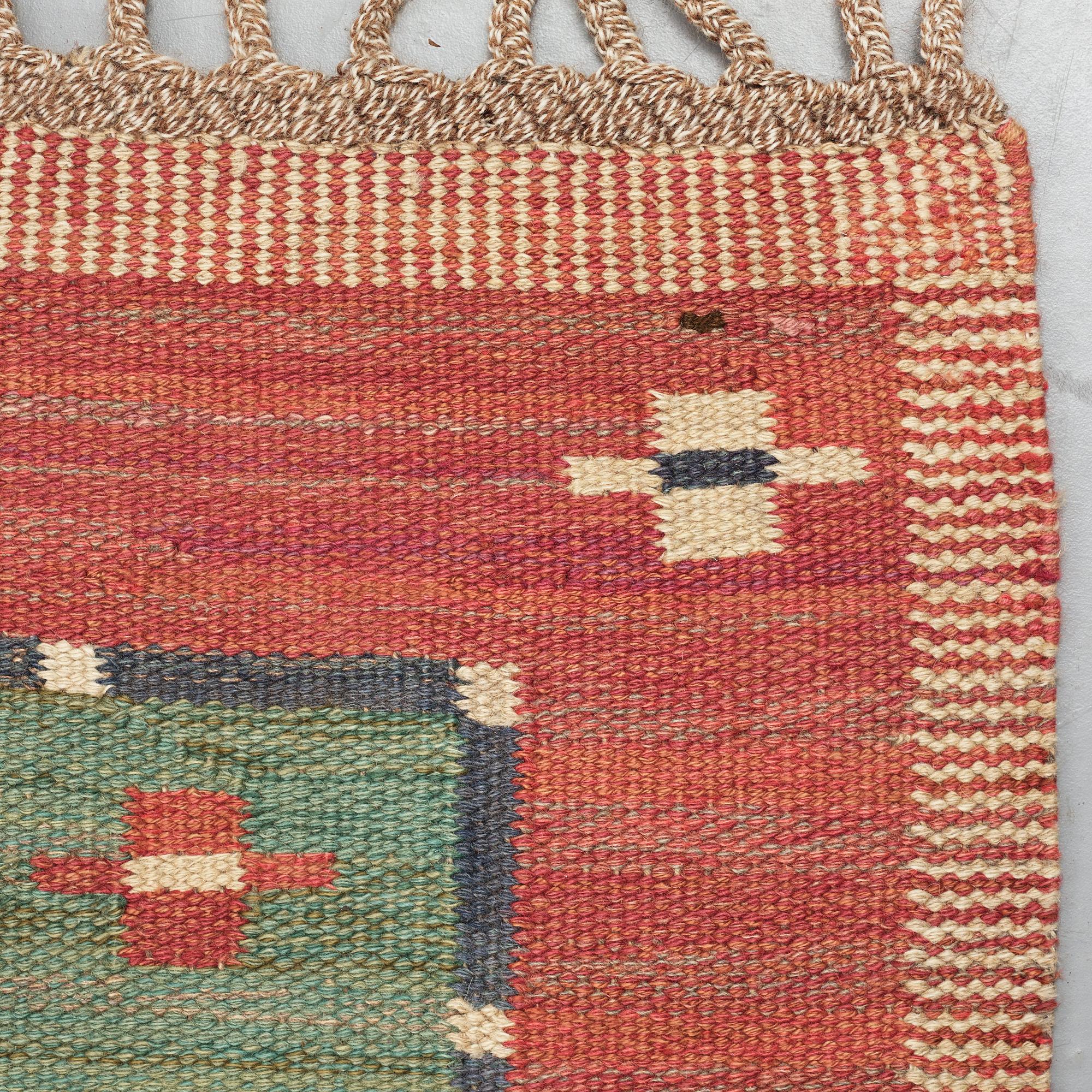 Märta Måås-Fjetterström, Matta, "Röda Bårdmattan", med grönt, rölakan, ca 292-293 x 194-200,5 cm, signerad AB MMF.