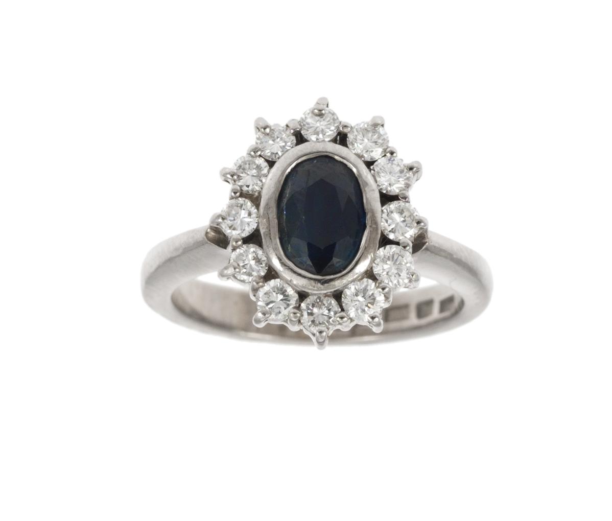 RING, blå safir och briljantslipade diamanter, tot. ca 0.50 ct.