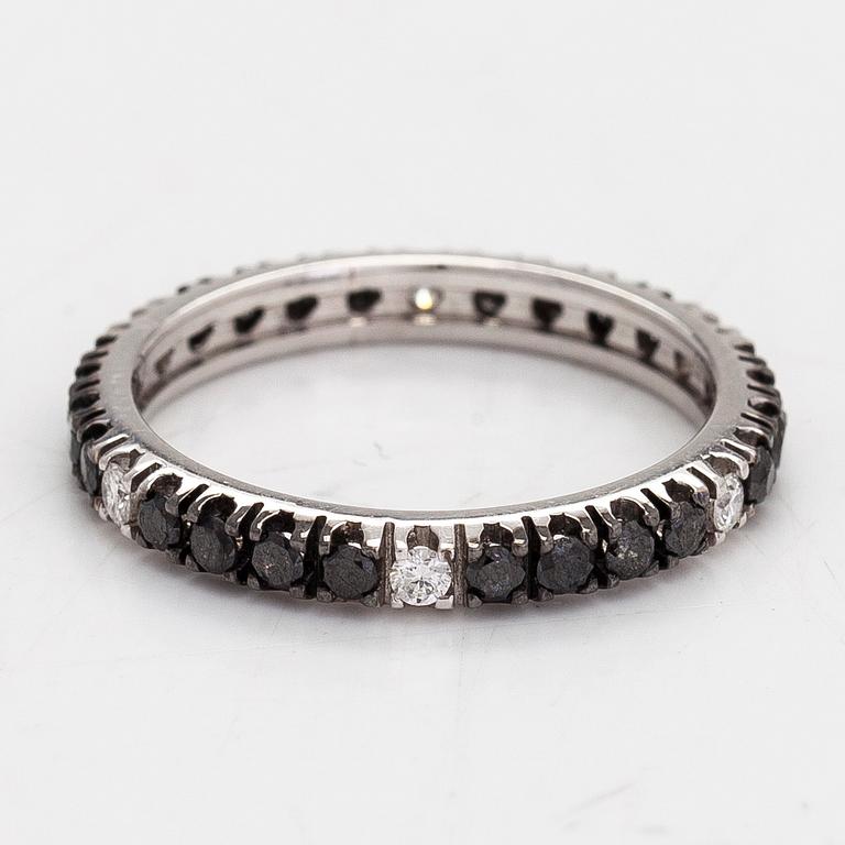 Ring, alliansring, 18K vitguld, svarta och vita diamanter totalt ca 0.85 ct. Lanza Carlo, Italien.