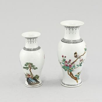 VASER, 2 st, porslin, Kina, 1900-tal.