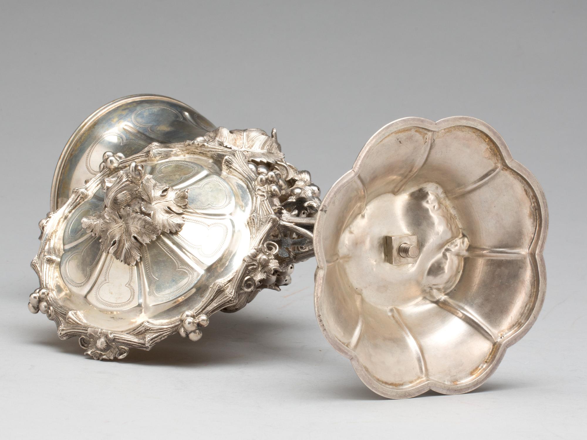 KALK med LOCK, låghaltigt silver (12 lötz), 1800-talets slut, vikt ca 860g.