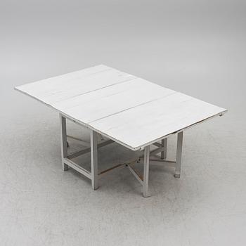A drop-leaf table, 19th century.