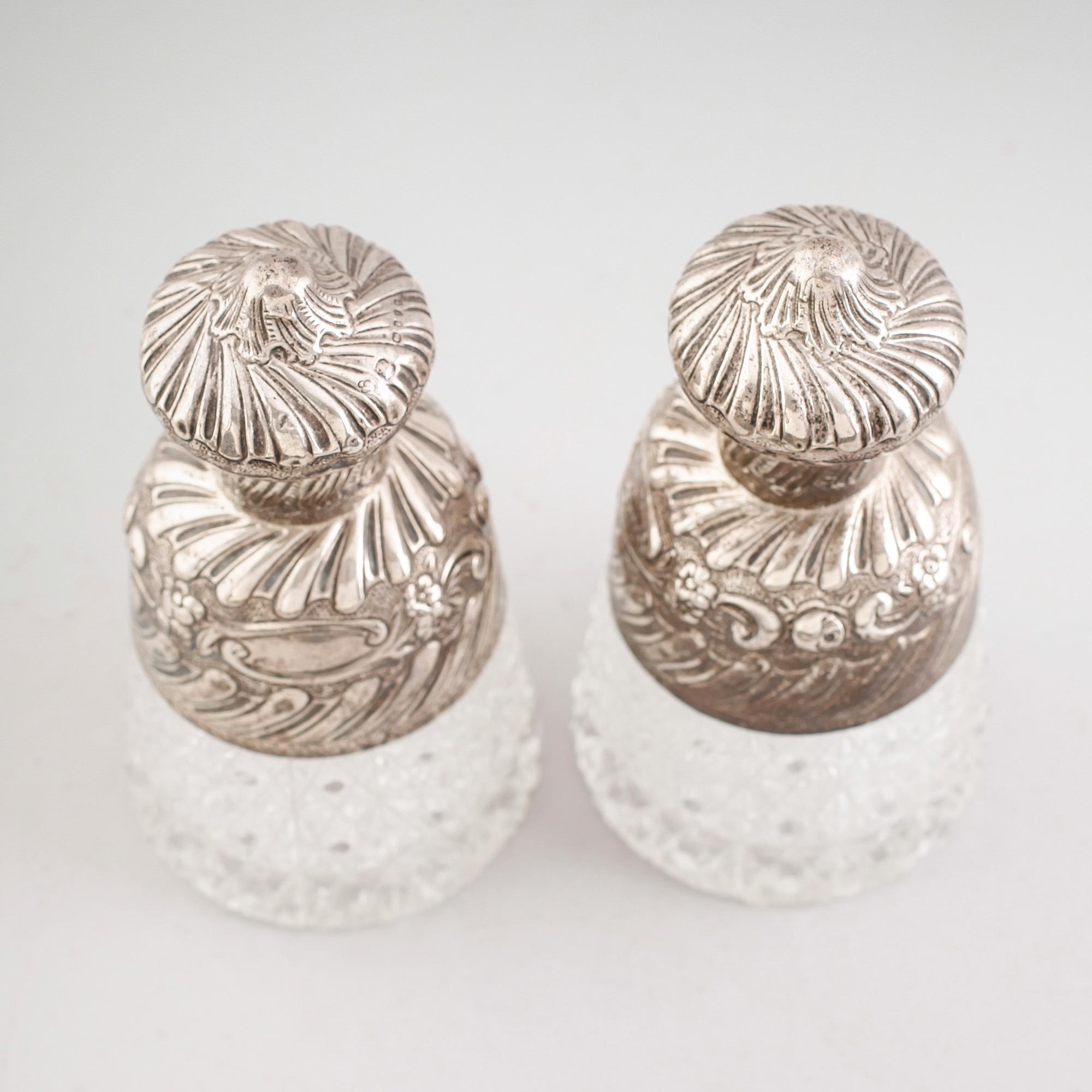 FLAKONGER, 1 par, glas och silver, viktorianska,  London 1886.