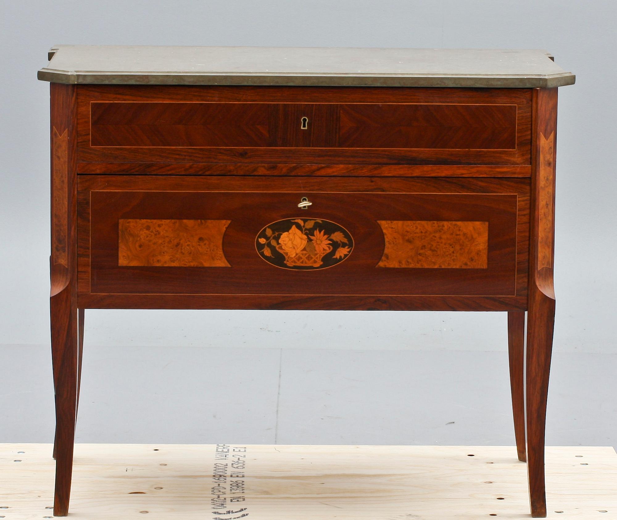 BYRÅ, gustaviansk stil, 1900-tal.