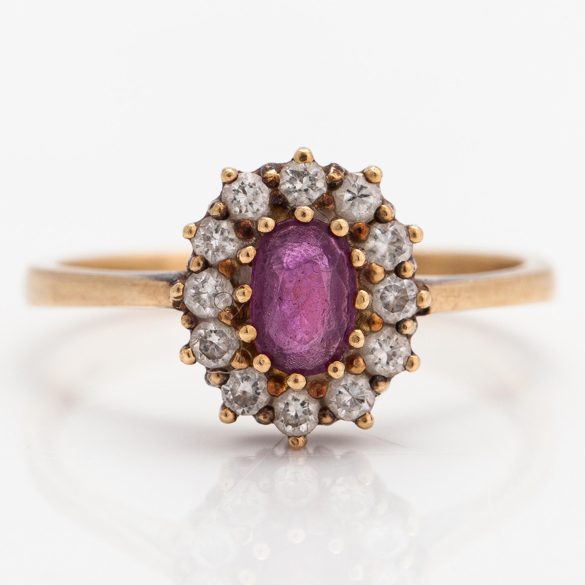 An 18K gold ring with diamonds ca. 0.24 ct in total and a ruby.