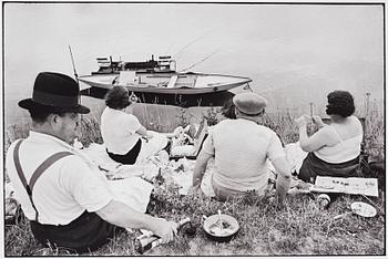 Henri Cartier-Bresson, "On the Banks of the Marne, Paris, 1938.