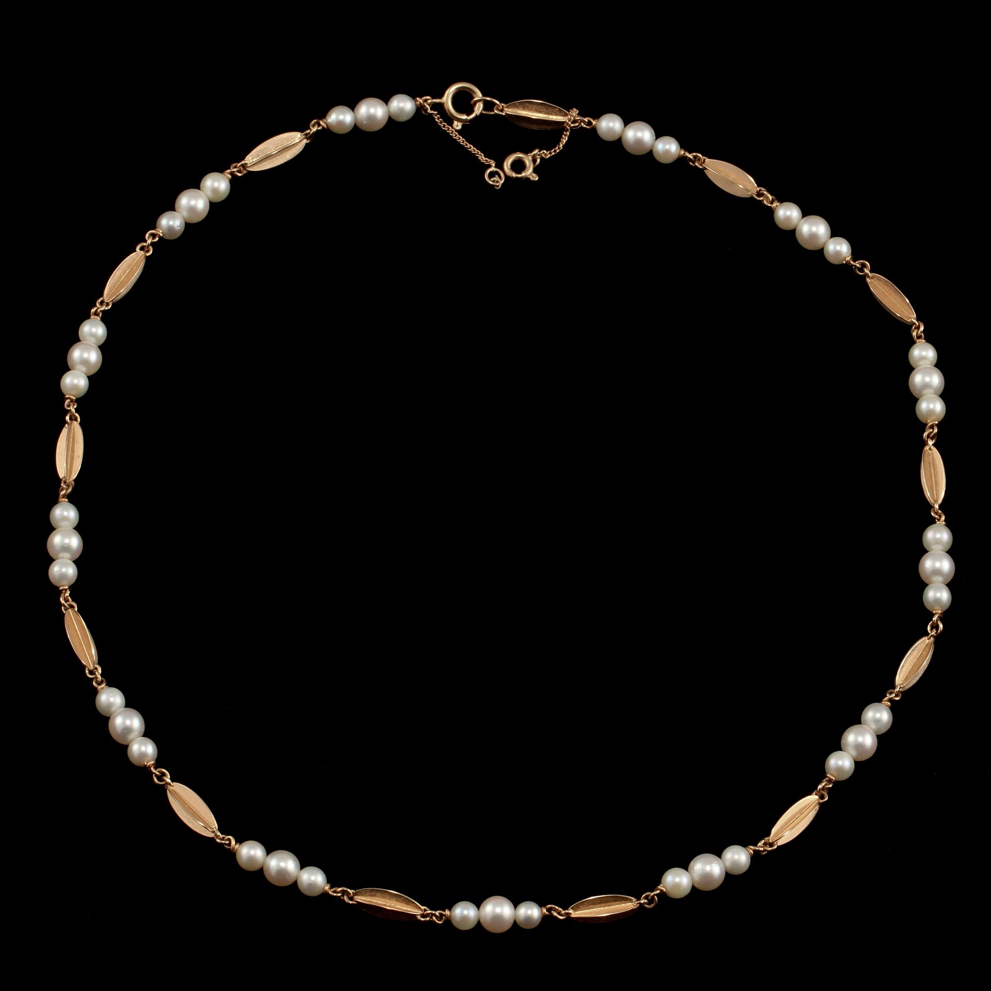 COLLIER, 18 k guld med odlade pärlor, Trege, Göteborg, 1966. Vikt 16 g.