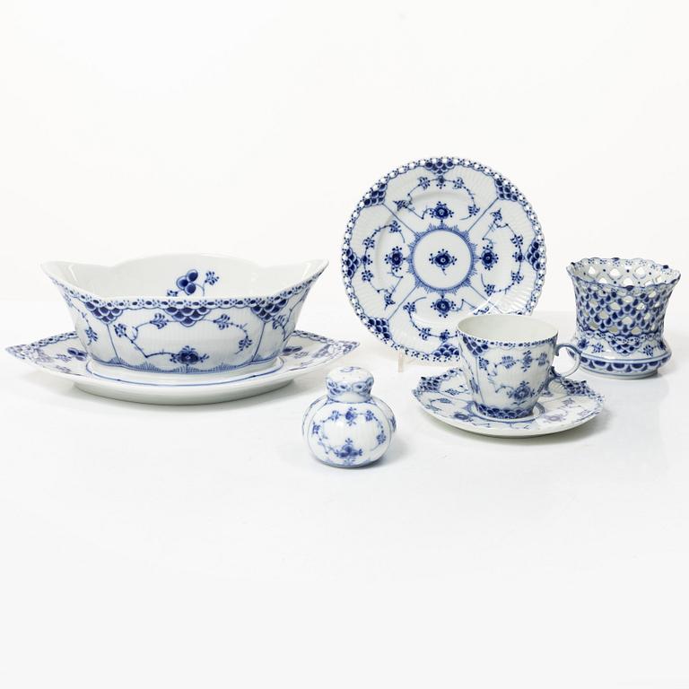Royal Copenhagen, Servisdelar, 15 delar, porslin, "Musselmalet" halvblond respektive helblond, 1900-tal.