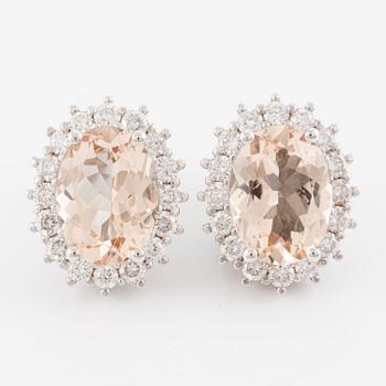 Earrings with morganites and brilliant-cut diamonds.