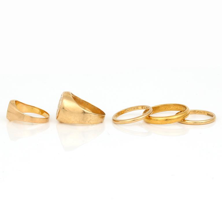 RINGAR, 5 st, 18K guld, mestadels Stockholm, Sverige, andra hälft 1900-tals. Total vikt ca 19,40 g.