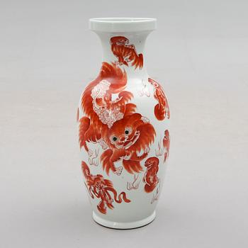 VAS, porslin, Kina, 1900-talets andra hälft.