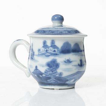 Cremekoppar, sex stycken, porslin, Kina, Qingdynastin, omkring 1800.