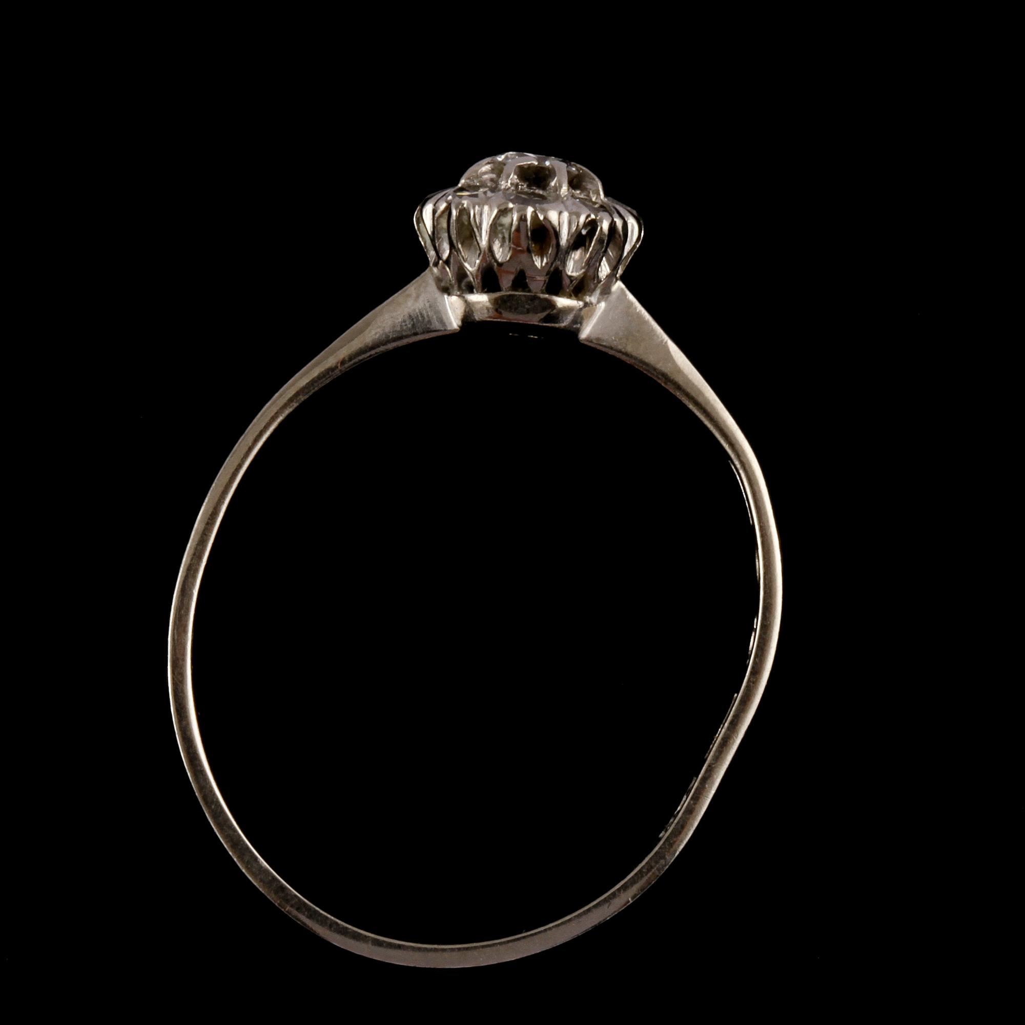 RING, 18k vitguld med briljantslipad diamant samt 8 åttkantslipade diamanter, John Pettersson, Stockholm, 1962. Vikt 2 g.