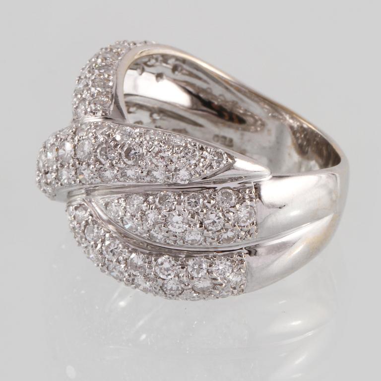 RING, 18K vitguld med briljantslipade diamanter, ca 3.00 ct. Vikt 10,9 gram.