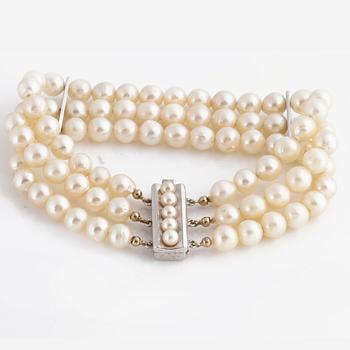 An cultured pearl bracelet.