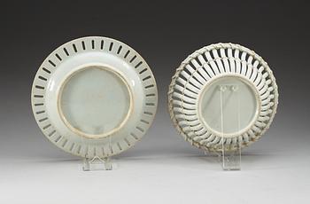 A enamelled and gold chesnut basket with stand, Qing dynasty, Jiaqing (1796-1820).