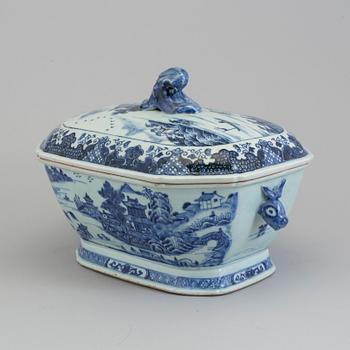 A blue and white export porcelain tureen with cover, Qing dynasty, Qianlong (1736-95).