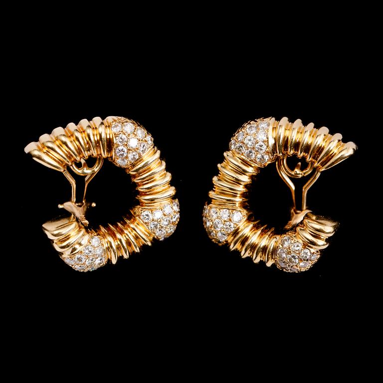 ÖRHÄNGEN, 1 par, 14 k guld, med briljantslipade diamanter. Total vikt ca 20,5 gram.