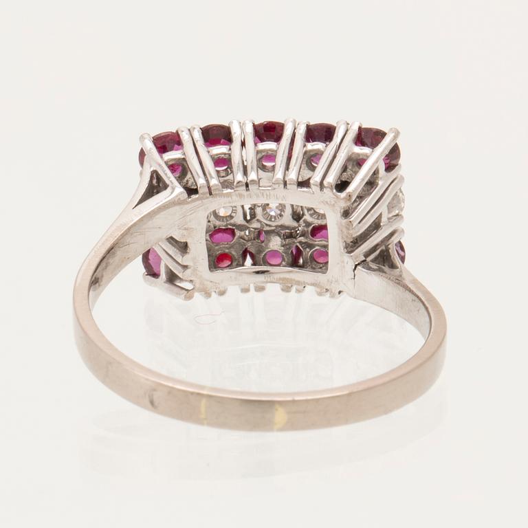 Ring in 18K white gold with round brilliant-cut diamonds and rubies.