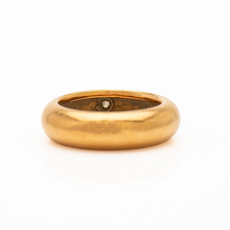 Ole Lynggaard, Ring, 18K gold, set with a brilliant-cut diamond weighing 0.06 ct.