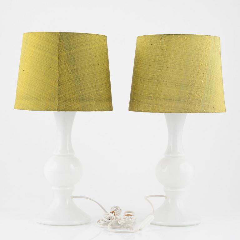 Uno & Östen Kristiansson, a pair of white glass table lights, Luxus, Vittsjö.