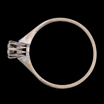 RING, 18 k vitguld, 1976, med briljantslipad diamant, 0.31 ct enligt gravyr. Ca H-I (W top C)/VS. Total vikt ca 3 gram.