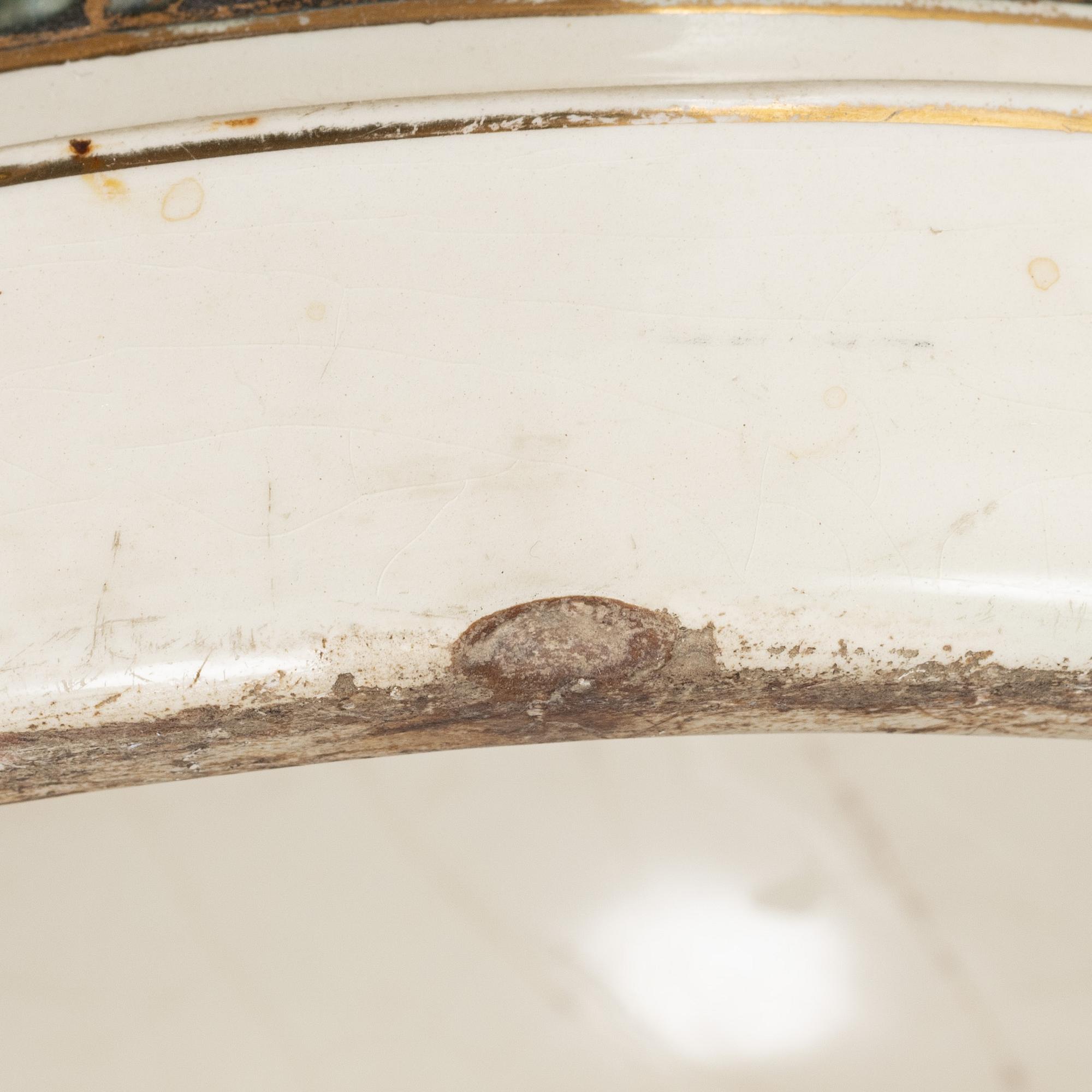 An earthenware urn from Rörstrand, around the year 1900.