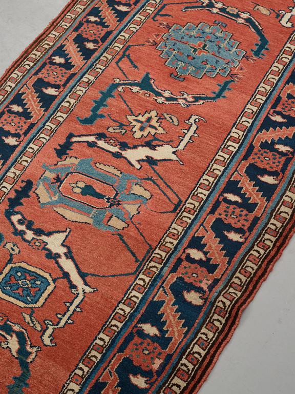 Gallerimatta, antik/semiantik  Västpersisk, ca 321,5  x 91,5-98 cm. (samt kortsidorna med ca 2-3 cm slätväv).